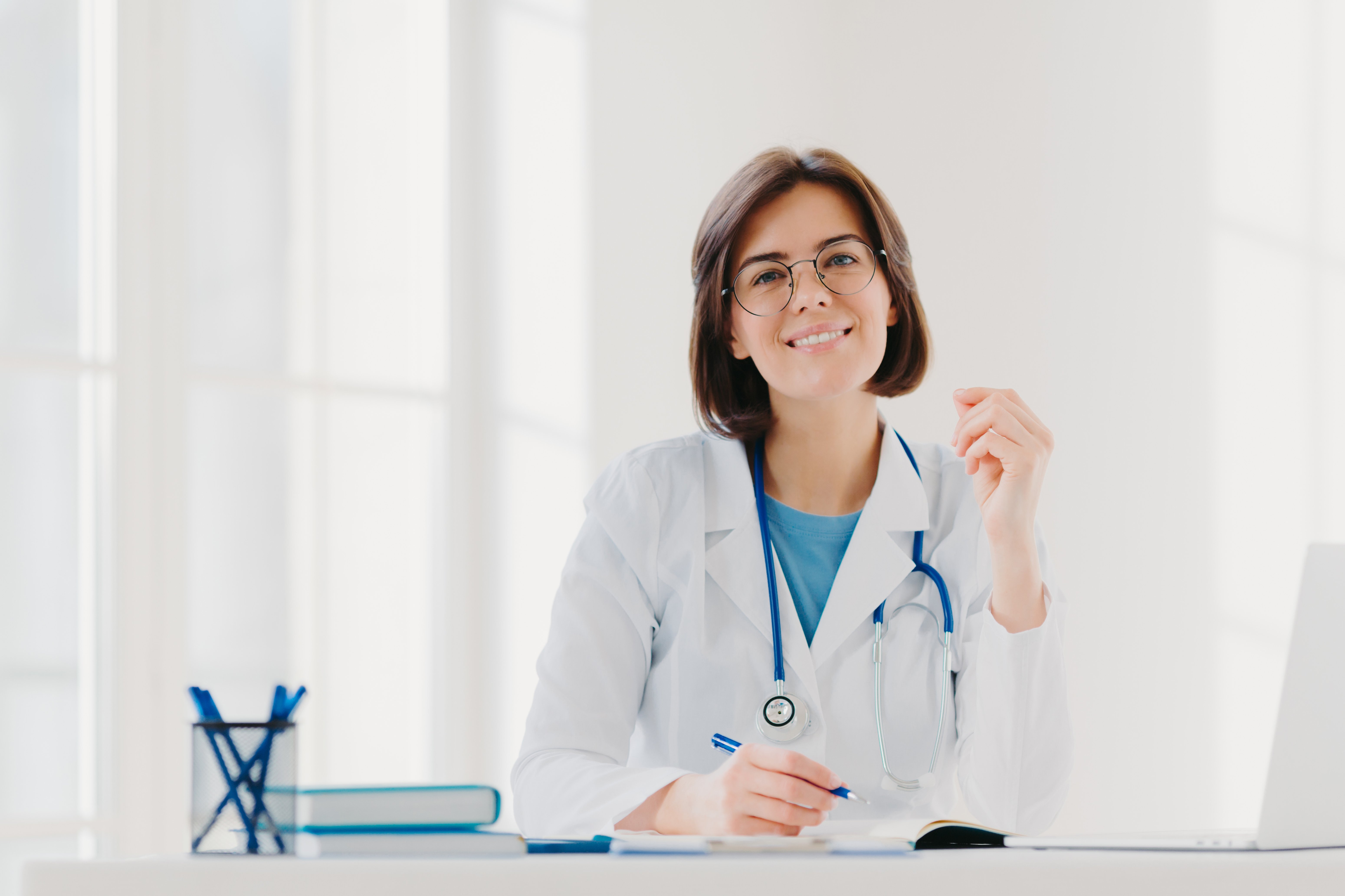vecteezy_young-woman-doctor-writes-on-paper-in-clinic-creats_10373432_230 vecteezy_young-woman-doctor-writes-on-paper-in-clinic-creats_10373432_230